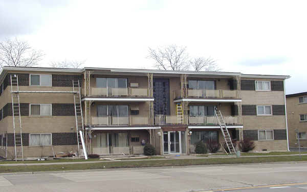 9421 S Roberts Rd in Hickory Hills, IL - Foto de edificio