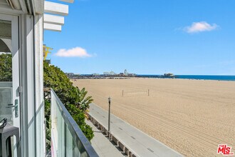 1341 Palisades Beach Rd in Santa Monica, CA - Foto de edificio - Building Photo
