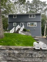 13 Pauline Pl, Unit B in East Northport, NY - Building Photo