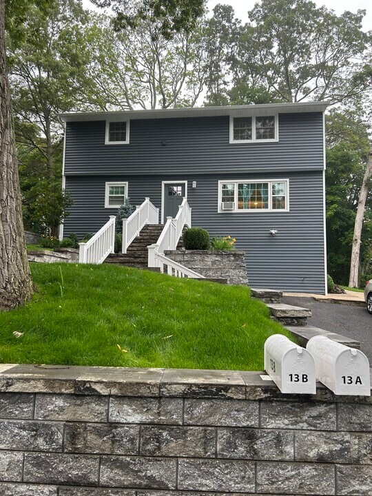 13 Pauline Pl, Unit B in East Northport, NY - Building Photo