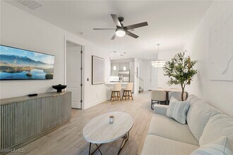 7622 Rockefeller Dr in Naples, FL - Foto de edificio - Building Photo