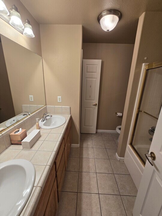 3017 Desert Ranch Way in Madera, CA - Building Photo