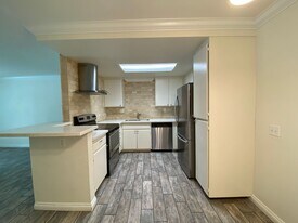 204 Woodland Pkwy in San Marcos, CA - Building Photo