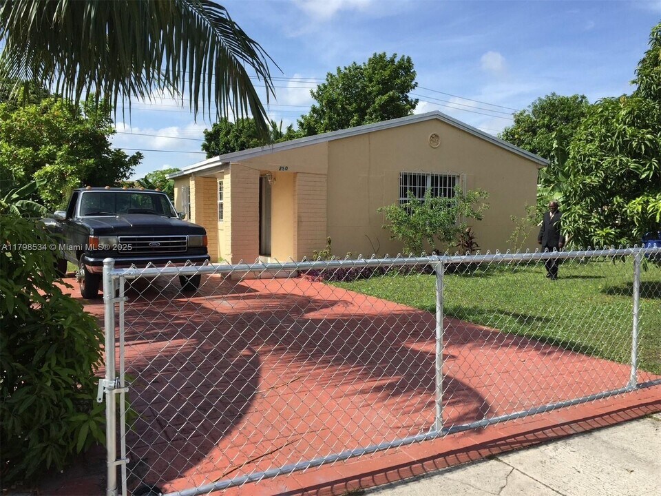 250 NW 188th St in Miami, FL - Building Photo