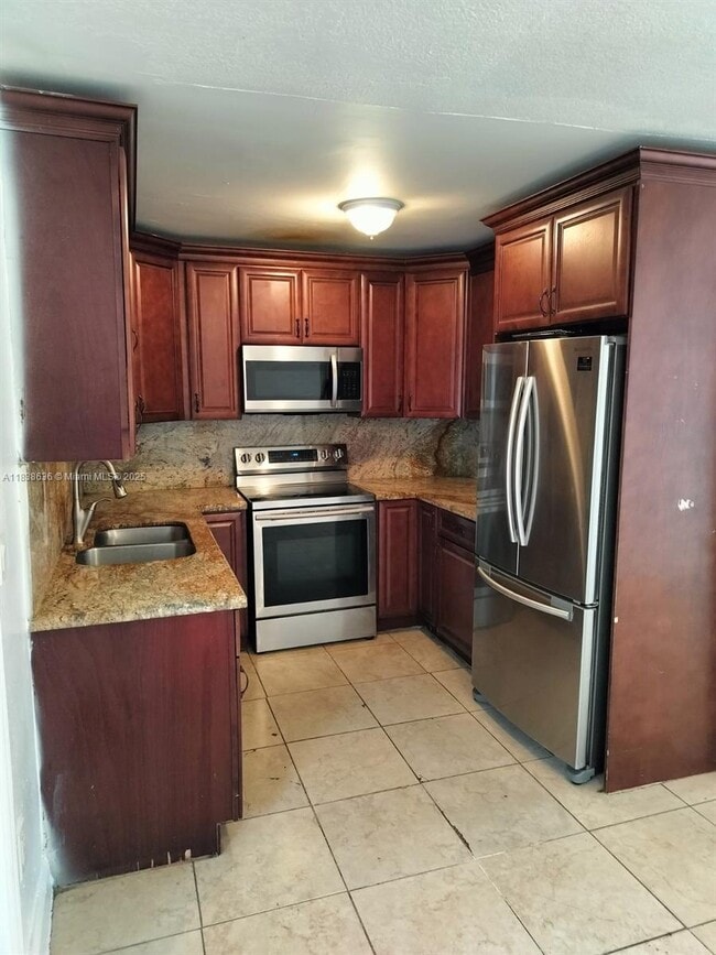 6023 SW 69th St in South Miami, FL - Building Photo - Building Photo