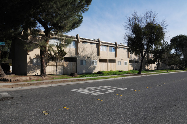 1400 Floyd Ave in Modesto, CA - Foto de edificio - Building Photo