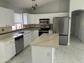 2221 E Union Hills Dr in Phoenix, AZ - Foto de edificio - Building Photo