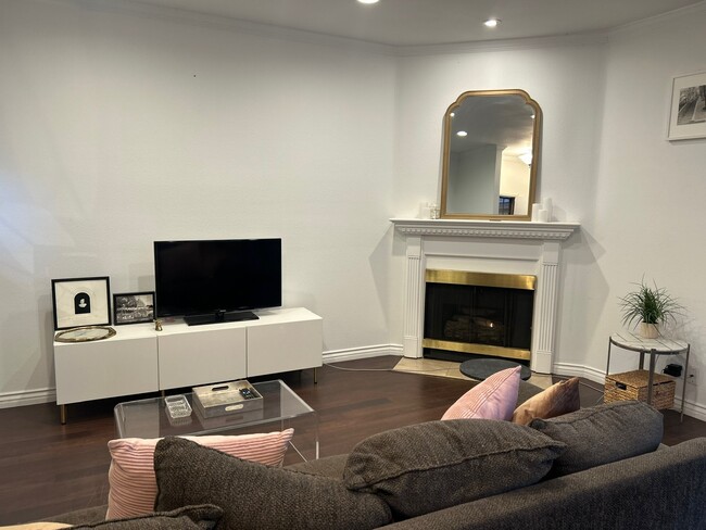 3913 N Virginia Rd, Unit 210 in Long Beach, CA - Building Photo - Building Photo