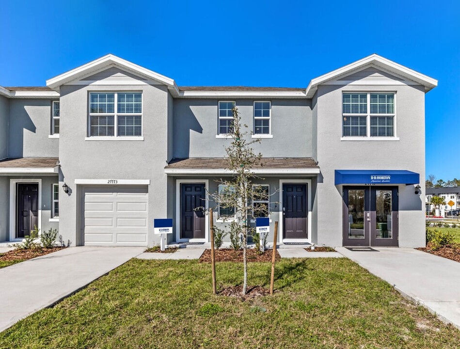 Laurel Lakes Townhomes in Seffner, FL - Building Photo