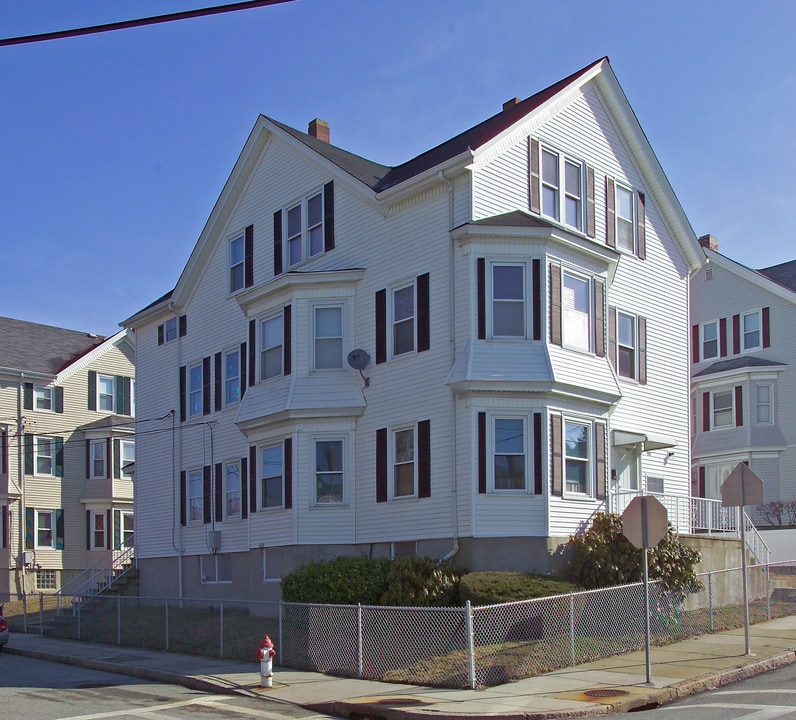 328 Sprague St in Fall River, MA - Building Photo