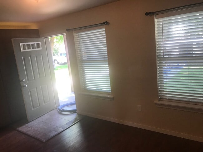 1220 W Bismark Ave in Spokane, WA - Foto de edificio - Building Photo