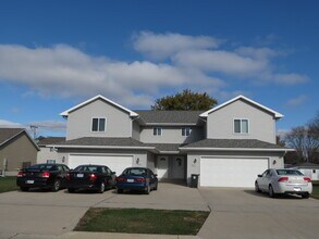 1521 Springbrook Dr in Cedar Falls, IA - Building Photo - Building Photo