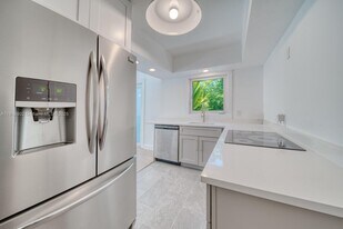 845 NE 119th St in Biscayne Park, FL - Building Photo