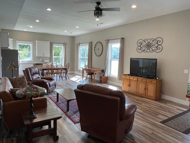 579 Bella Vista Dr, Unit Serene Lakeside Retreat in Jackson, MO - Building Photo - Building Photo