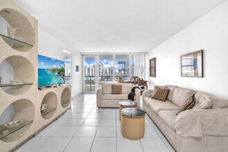 230 174th St in Sunny Isles Beach, FL - Foto de edificio - Building Photo