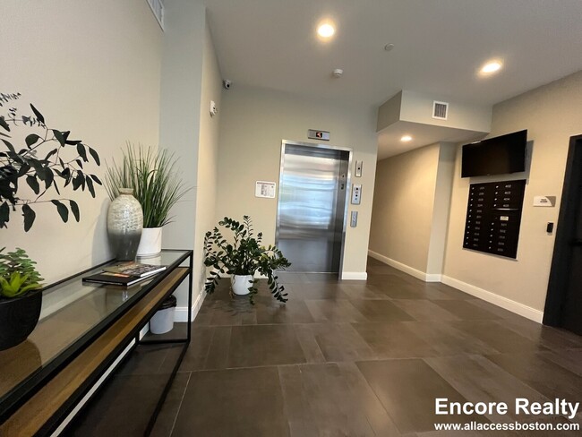 1 Everett St, Unit 203 in Boston, MA - Foto de edificio - Building Photo