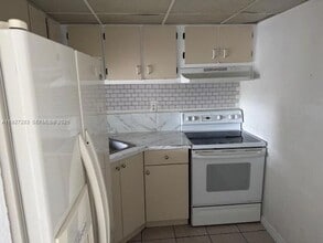 4550 NW 9th St, Unit 416E in Miami, FL - Building Photo - Building Photo