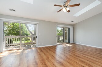 353 Pembroke Ct in Schaumburg, IL - Building Photo - Building Photo