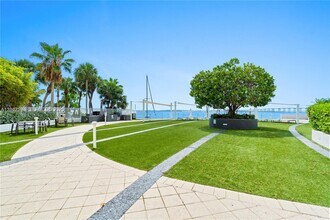 200 SE 15th Rd, Unit 3 in Miami, FL - Foto de edificio - Building Photo