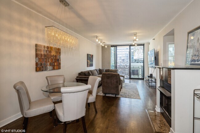 744 N Clark St in Chicago, IL - Building Photo - Building Photo