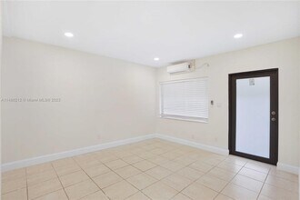 502 NW 7th Ct, Unit B in Hallandale Beach, FL - Building Photo - Building Photo