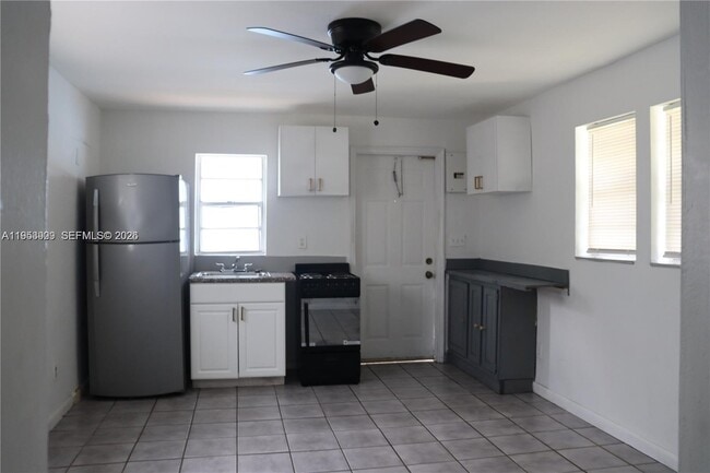 5743 Lincoln St in Hollywood, FL - Building Photo - Building Photo