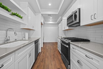 1167 Roxbury Dr, Unit 301 in Los Angeles, CA - Building Photo - Building Photo