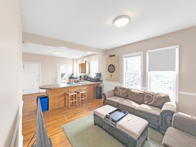 32 Fisher Ave in Boston, MA - Foto de edificio - Building Photo