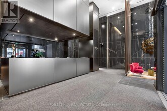 11 Yorkville Ave in Toronto, ON - Building Photo - Building Photo