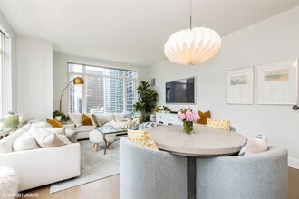 514 N Peshtigo Ct in Chicago, IL - Building Photo - Building Photo