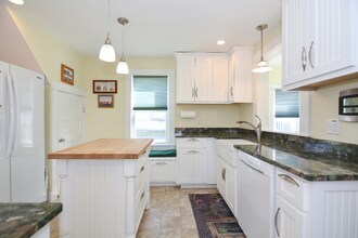 7 Lyons St in Hampton, NH - Building Photo - Building Photo