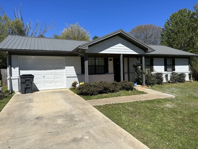 125 Grove Creek Dr in Locust Grove, GA - Building Photo - Building Photo