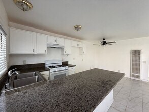 38521 10th Pl E in Palmdale, CA - Building Photo - Building Photo