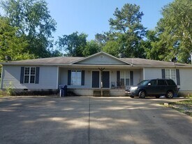 320 Greenleaf St SW in Jacksonville, AL - Building Photo