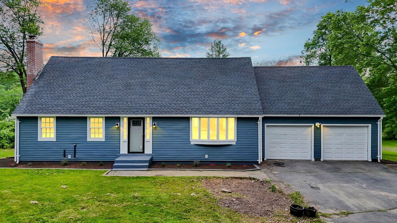 890 Copper Hill Rd in Suffield, CT - Building Photo