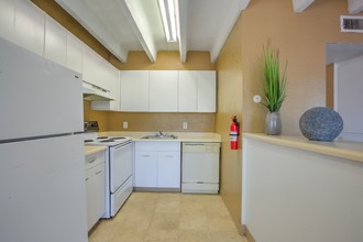 The Lanai Apartments in Albuquerque, NM - Building Photo - Building Photo