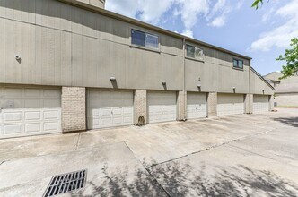 10811 Richmond Ave. in Houston, TX - Building Photo - Building Photo