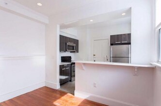 500 Centre St, Unit #204 in Newton, MA - Building Photo - Building Photo