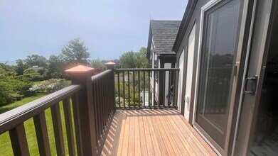423 Purgatory Rd, Unit 3 in Middletown, RI - Foto de edificio - Building Photo
