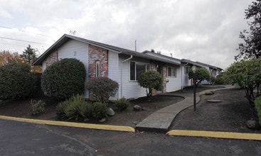 Pleasant Square Apartments in Oregon City, OR - Building Photo - Building Photo