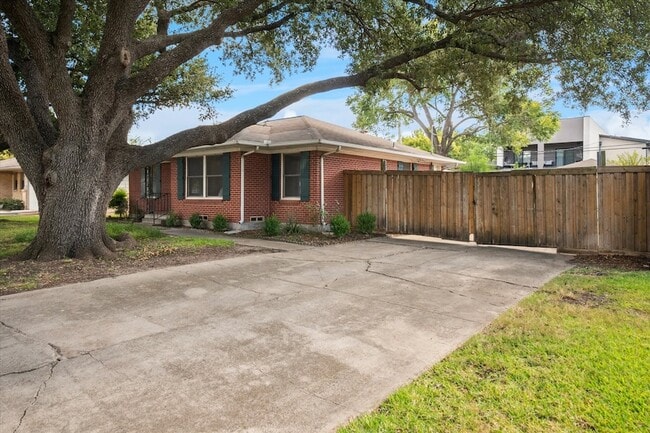 2952 Eric Ln, Unit 607 in Farmers Branch, TX - Building Photo - Building Photo