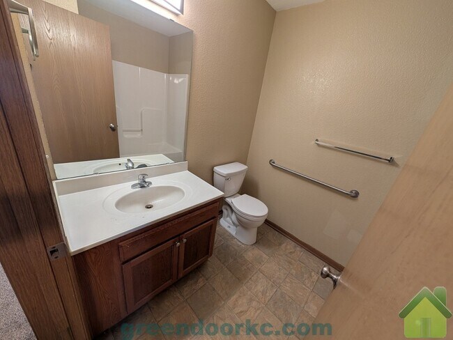 905 Fall Meadow Ln in Belton, MO - Building Photo - Building Photo