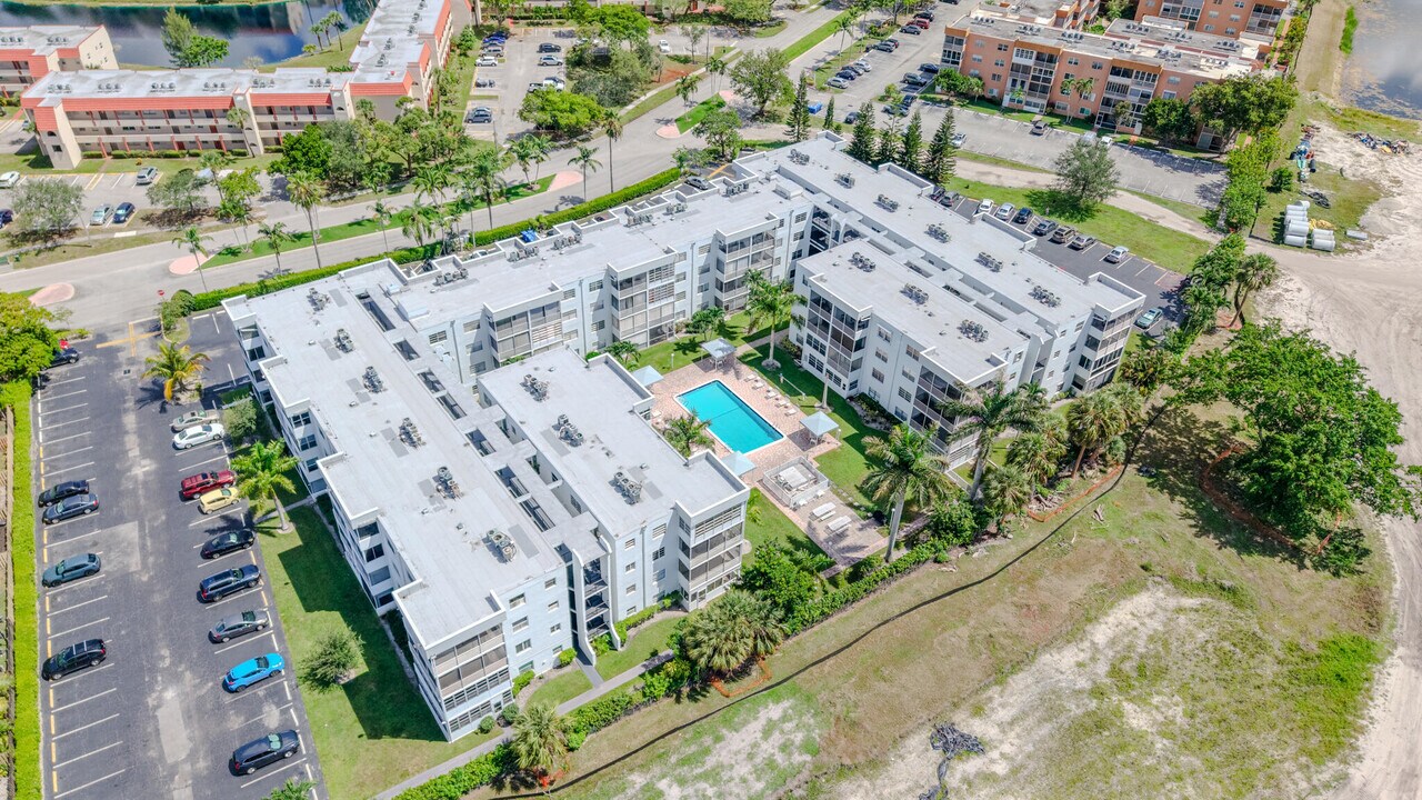 3000 Sunrise Lakes Dr W in Sunrise, FL - Building Photo
