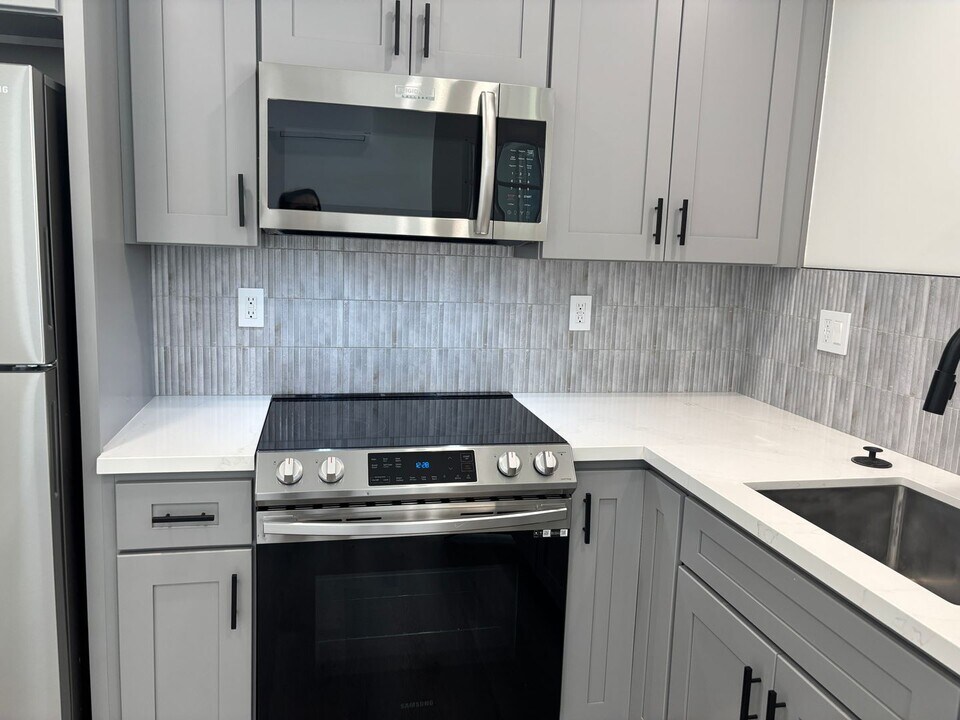 1219-1221 S Lake St in Burbank, CA - Building Photo