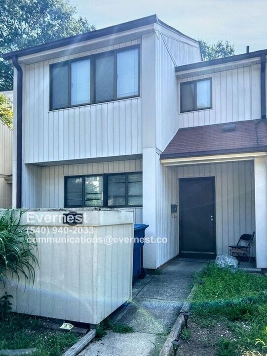 15279 Lodge Terrace in Woodbridge, VA - Building Photo