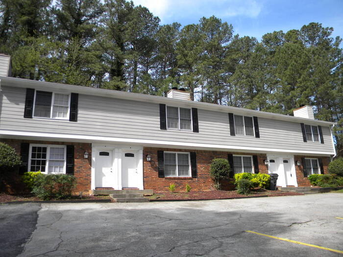 708 Burnt Creek Dr NW in Lilburn, GA - Building Photo