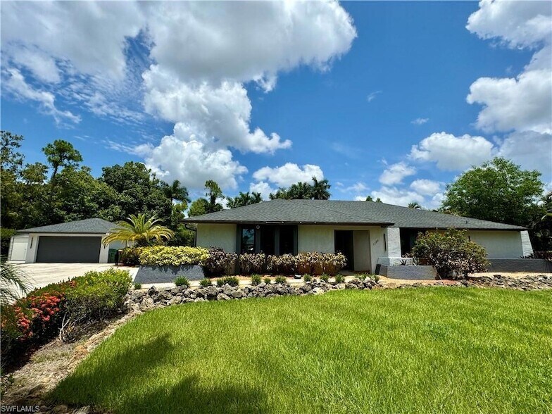 5580 Cynthia Ln, Unit A236 in Naples, FL - Building Photo