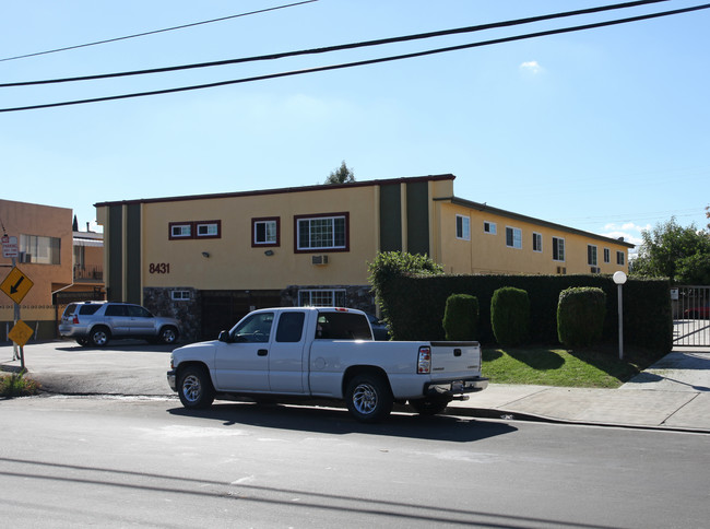 8431 Ventura Canyon Ave in Van Nuys, CA - Building Photo - Building Photo