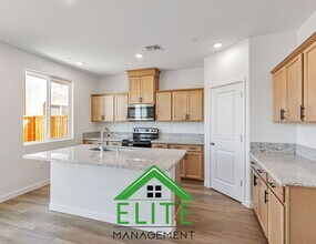 5272 Senesta Cir in Sacramento, CA - Building Photo - Building Photo