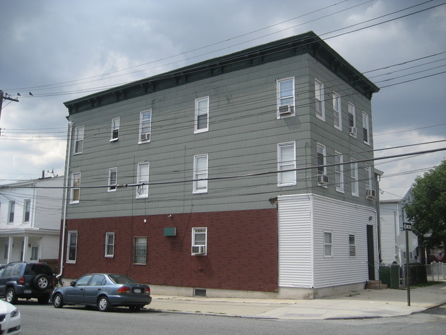 2052 121st St in Flushing, NY - Foto de edificio - Building Photo